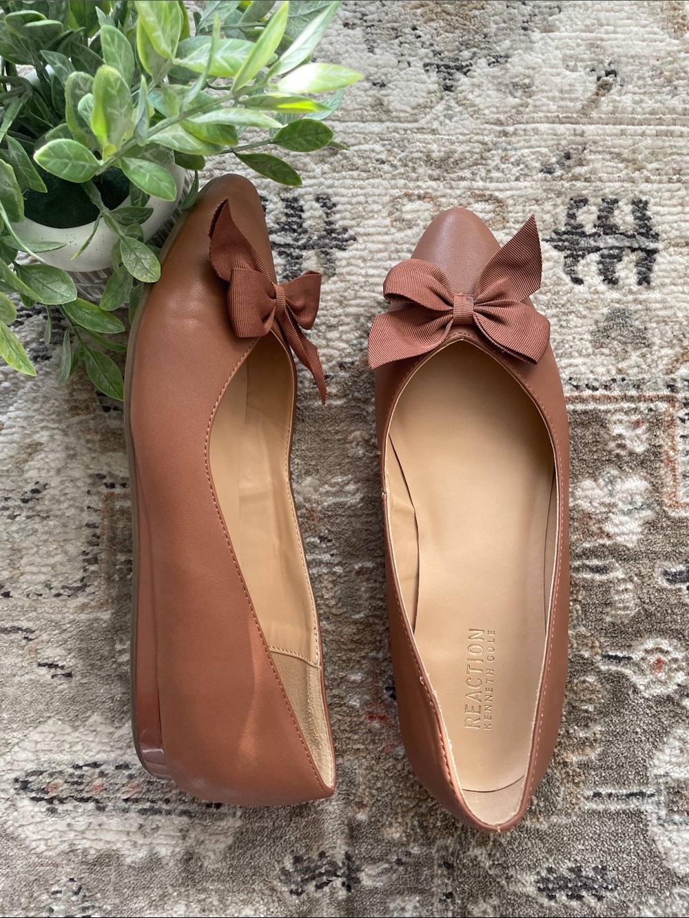 Kenneth Cole Reaction Brown Bow Pointed Toe Flats - Picture 3 of 11